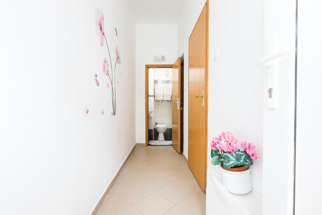 Apartments And Rooms Roberto B. Valun Extérieur photo