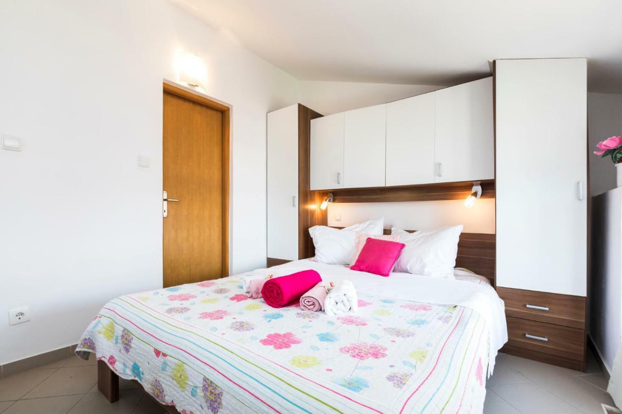 Apartments And Rooms Roberto B. Valun Extérieur photo