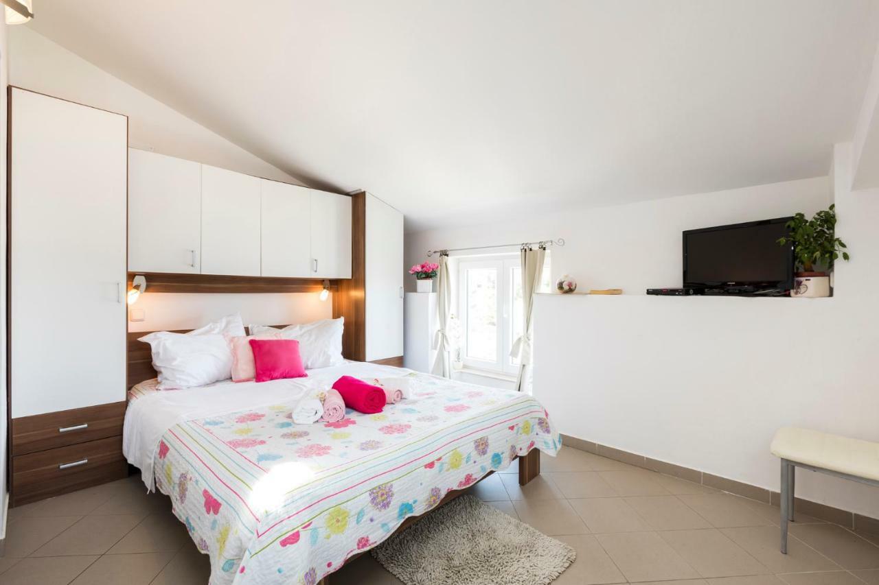 Apartments And Rooms Roberto B. Valun Extérieur photo